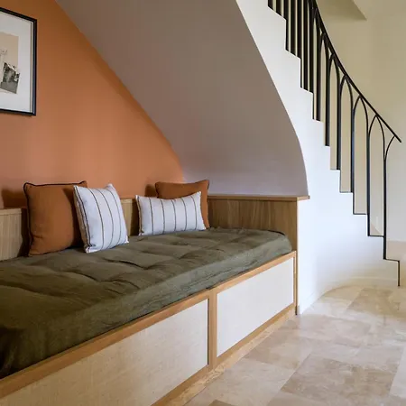 Le Couvent Des Minimes, Un & L'occitane En Provence Mane