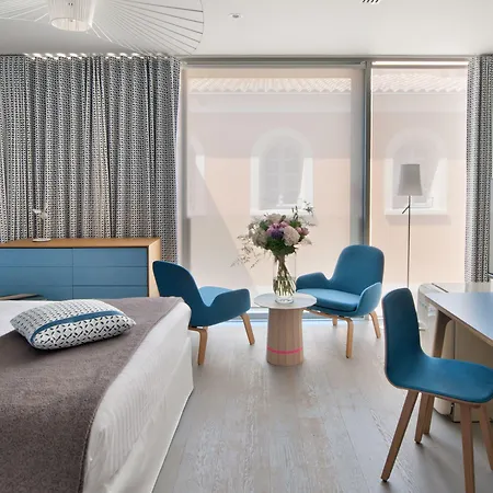 Le Couvent Des Minimes, Un & L'occitane En Provence Mane